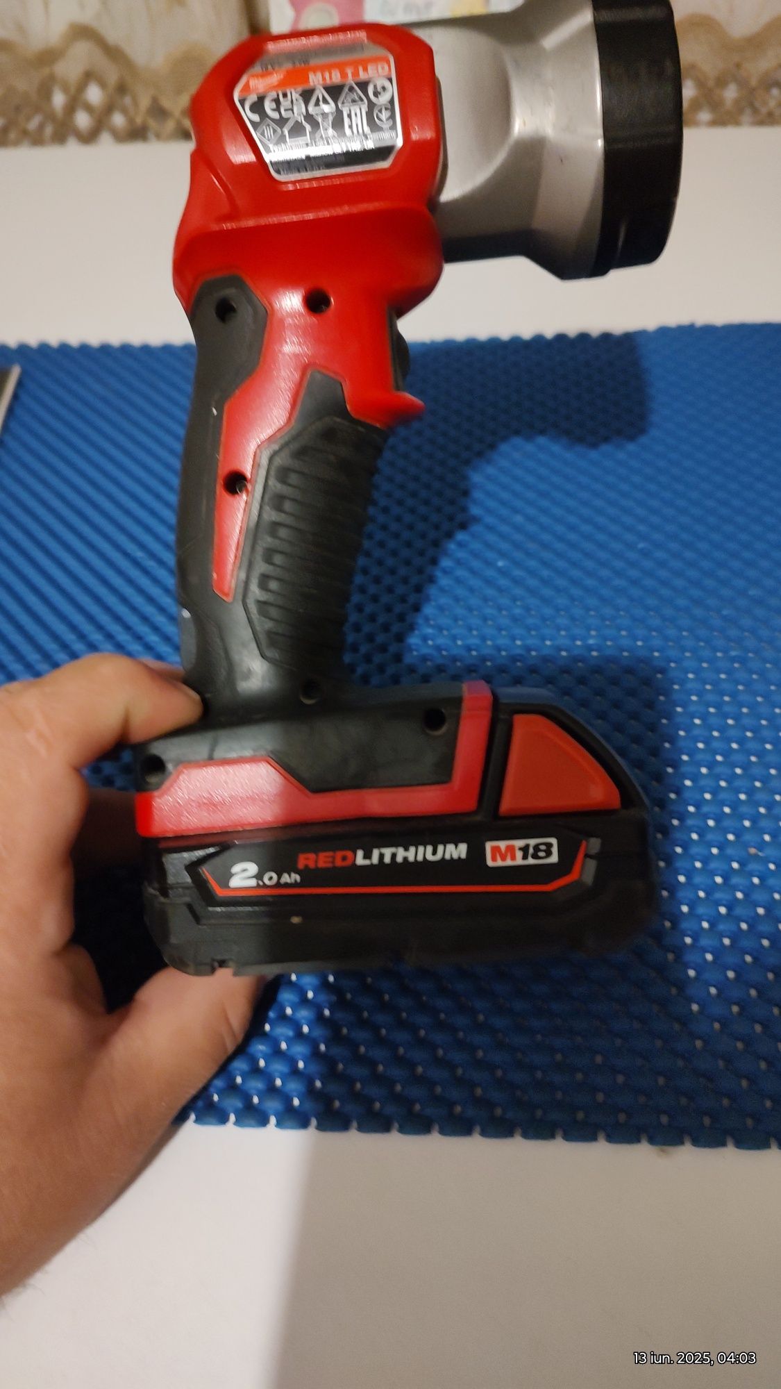 Vând lanterna lampa milwaukee m18 cu acumulator 2.0ah