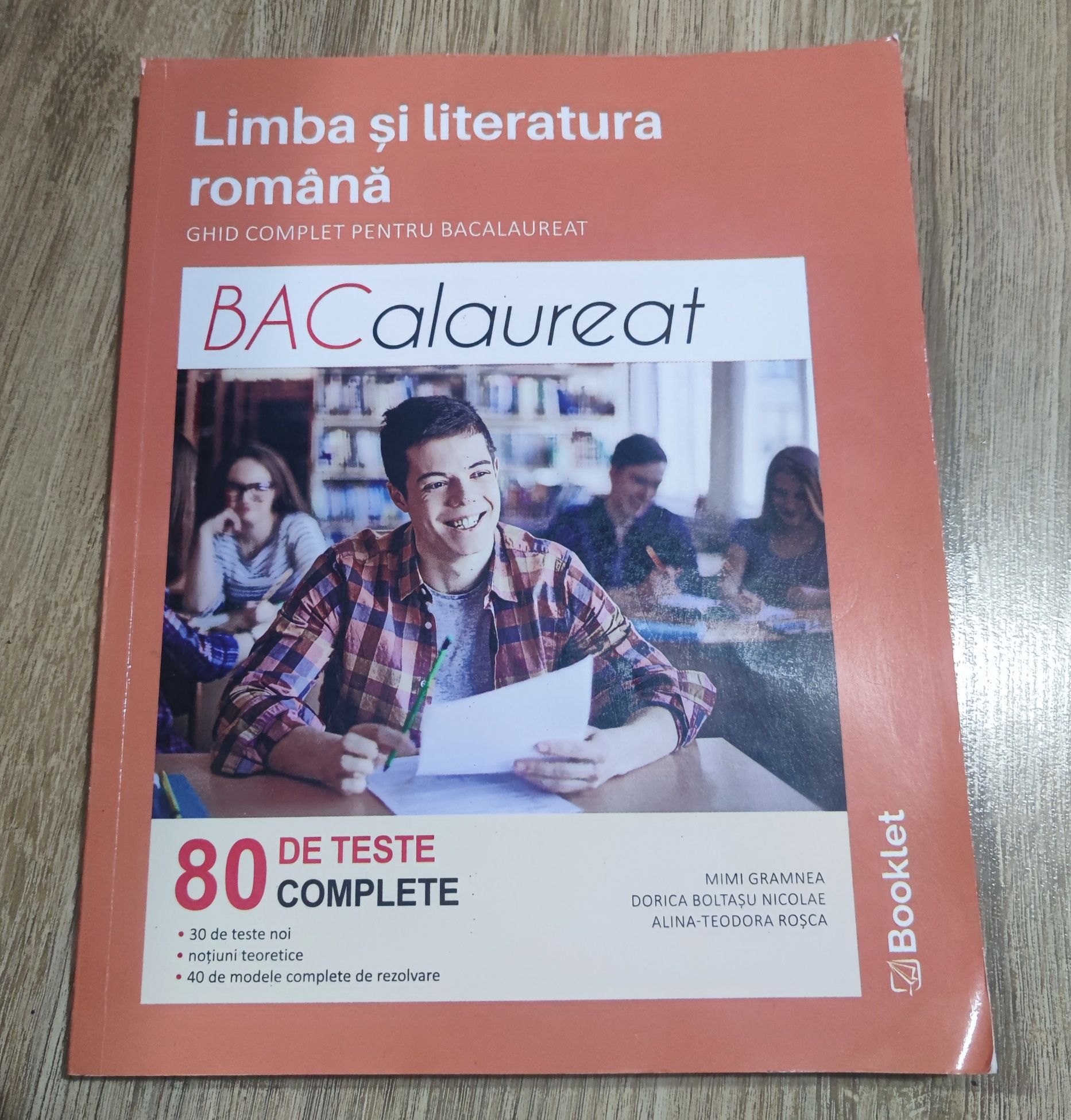 Carte cu teste pregătitoare pentru bacul la limba și literatura română