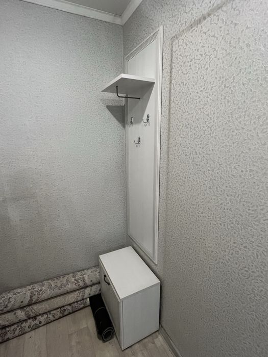 Продам шкаф в прихожую с зеркалом