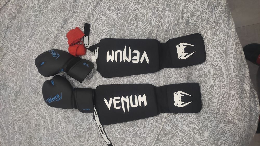 Tibiere, fașă și mănuși.