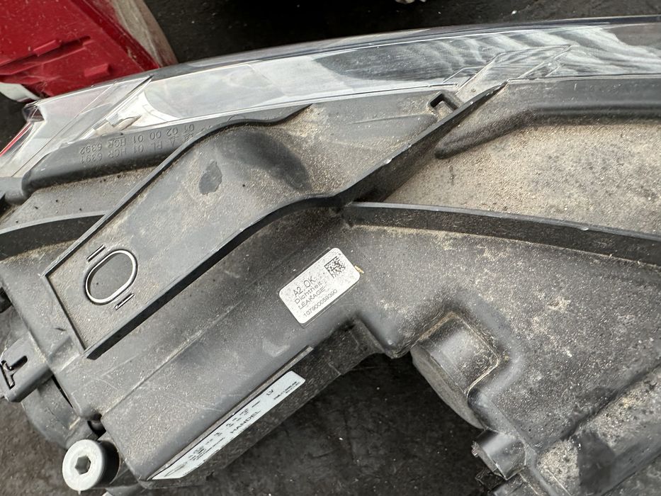 Десен или ляв Фар Audi Q3 8U 2012-2016 добро състояние 8U0941004