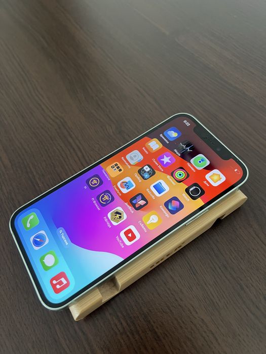 Продавам iPhone 12 – 64GB, с кутия!