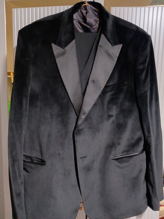 Katym -shim  toflik sotladi
Toflik razmeri 43
Kastyum razmeri 63