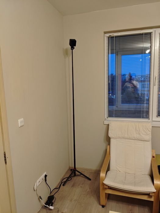 HTC Vive Pro комплект + 3 контролера + стойки за хедсета и контролери