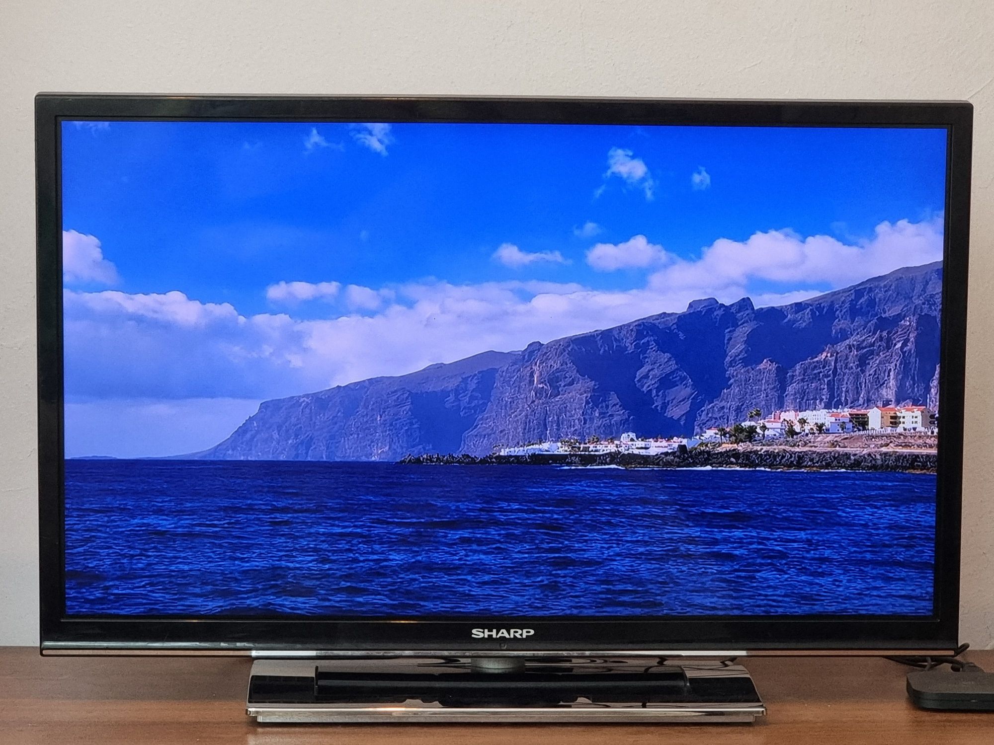 Телевизор / Sharp 32" - FULLHD - Цифрова + Ефирна , Слот за карта.