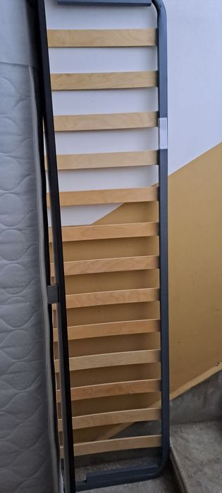 Продавам ново единично легло с матрак и подматрачна рамка.