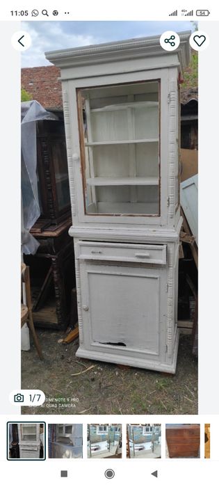 Шкафы, комод старые и стул.