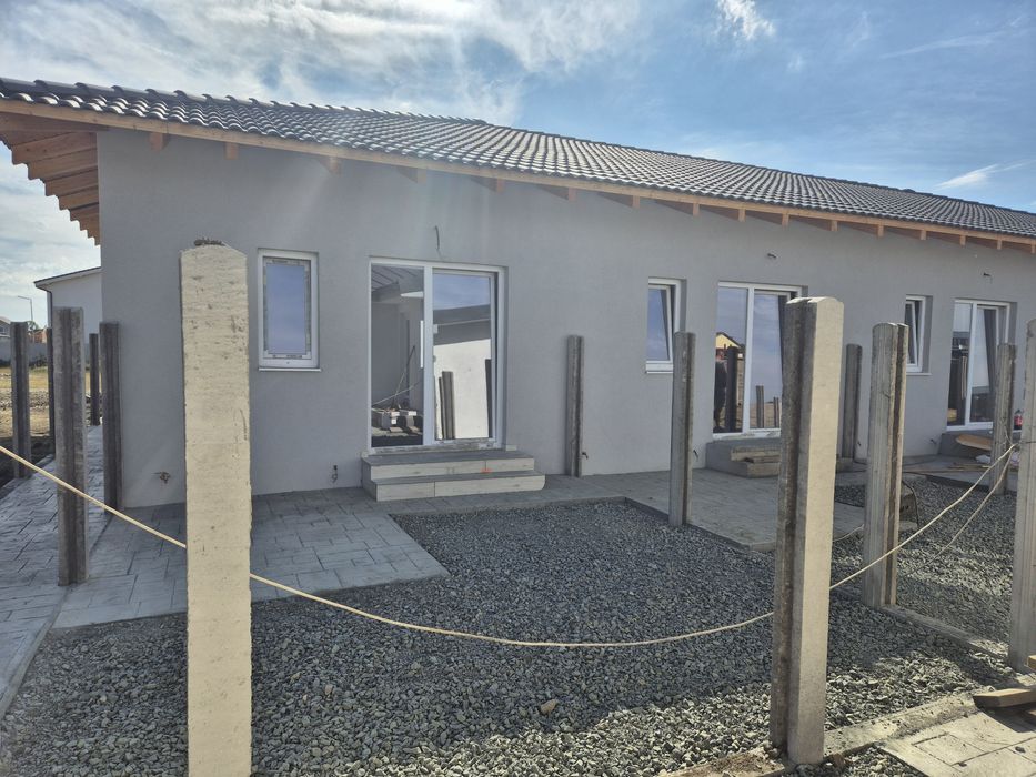 PROPRIETAR Vând apartament/casa cu gradina si 2 locuri de parcare
