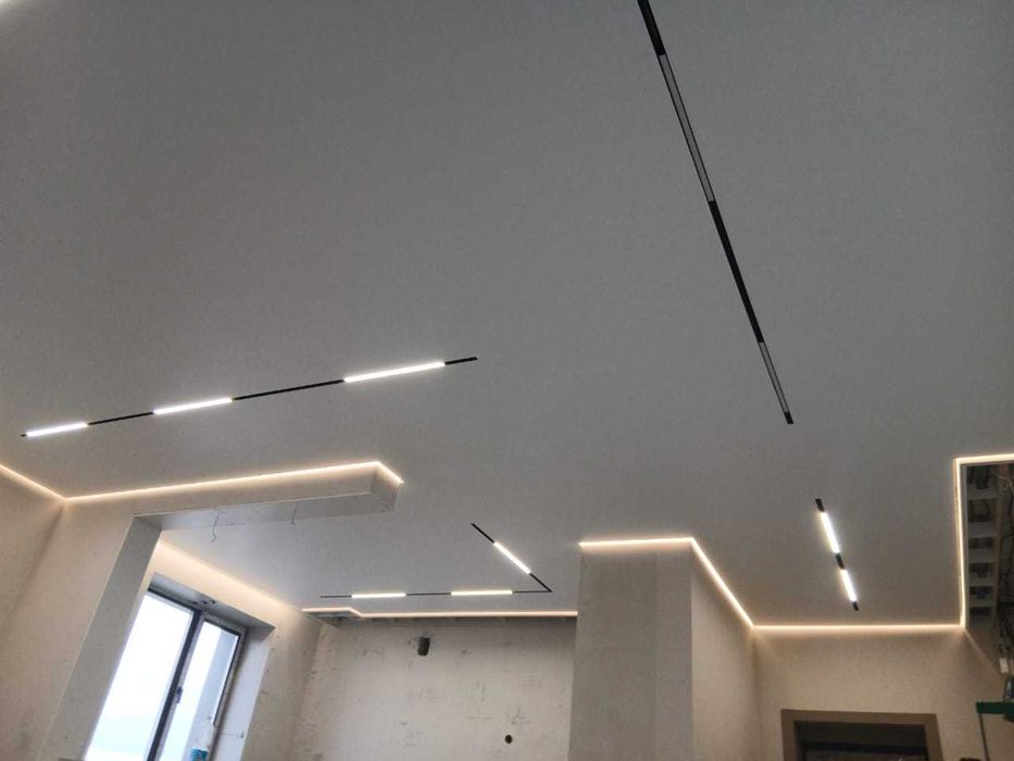 Натяжные потолки СЕМЕЙ Световые линии Магнитный трек