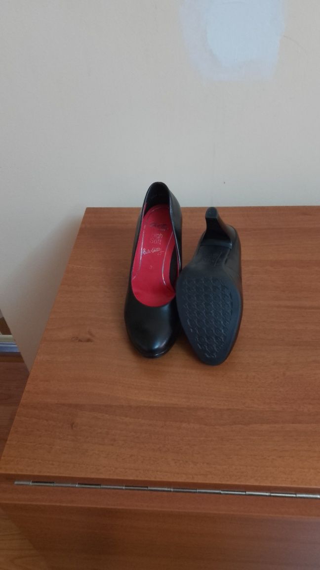 Pantofi cu toc noi , in ambalaj original .