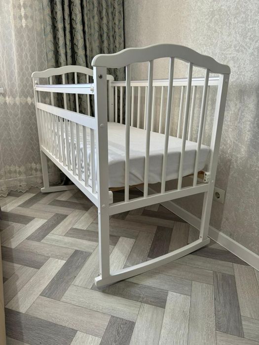 Продам кроватку с подарочками