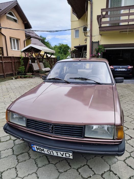 Vând Peugeot 305