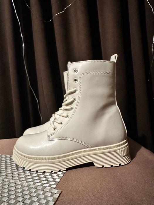 Дамски боти с връзки