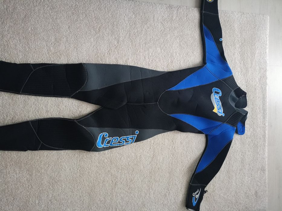 Vând costum scufundări nautice Cressi, mărimea M,5mm,nou.