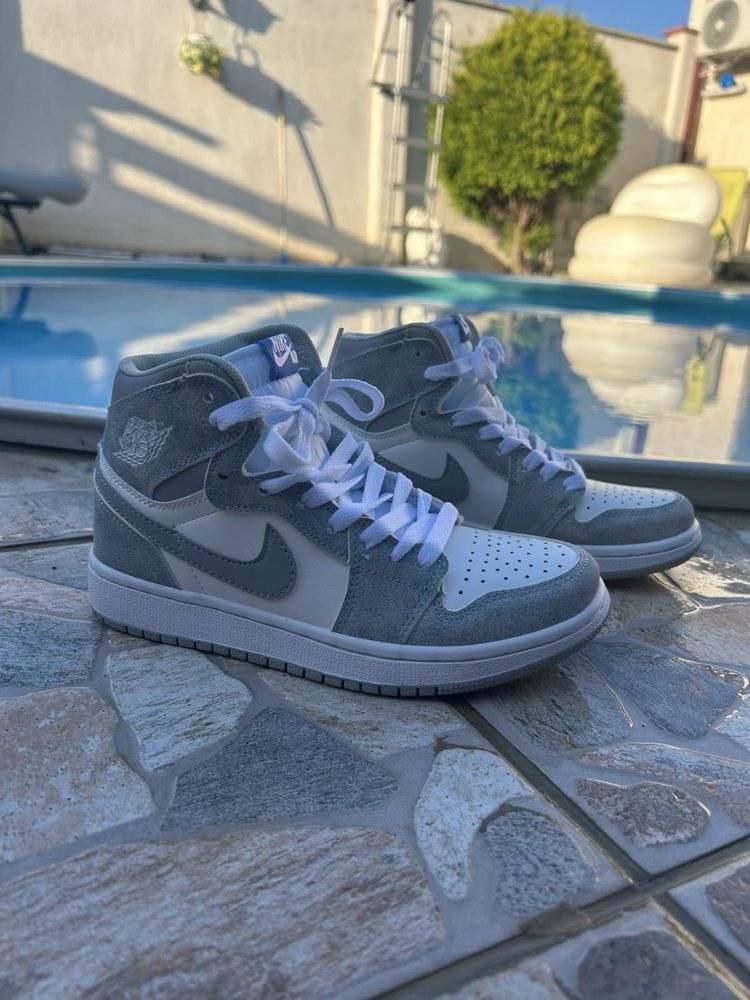 Jordan 1 retro high og hyper royal кецове