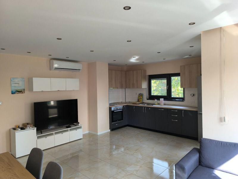 Двустаен апартамент в жк. Христо Смирненски