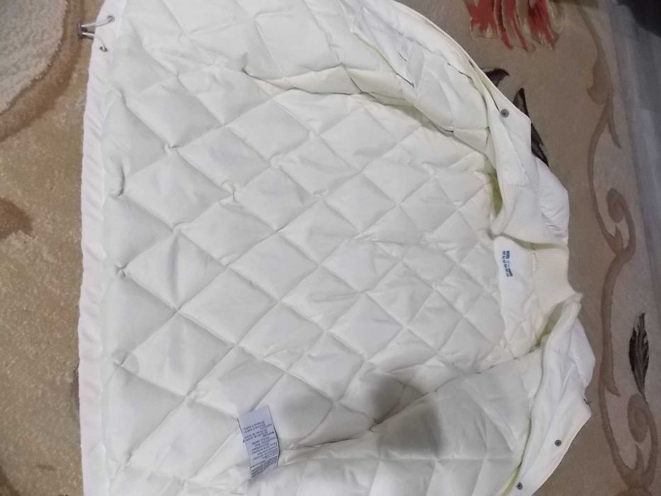 cojoc TIMEOUT mas M , scurta matlasata alba mas L - pret 60 lei