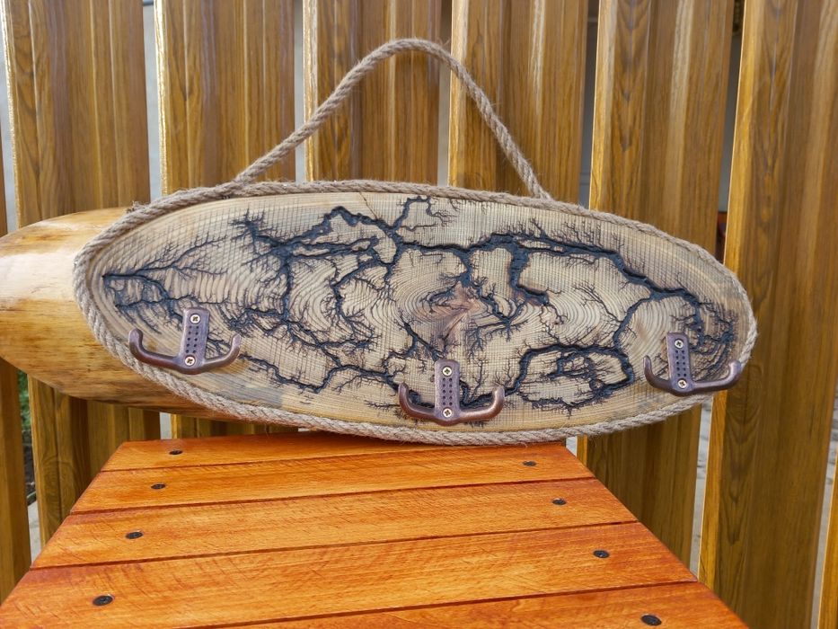 Продавам дървена масичка