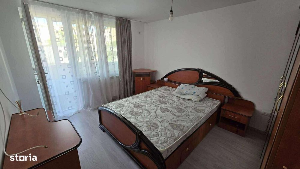 Ofer spre închiriere apartament cu 3 camere et 1
