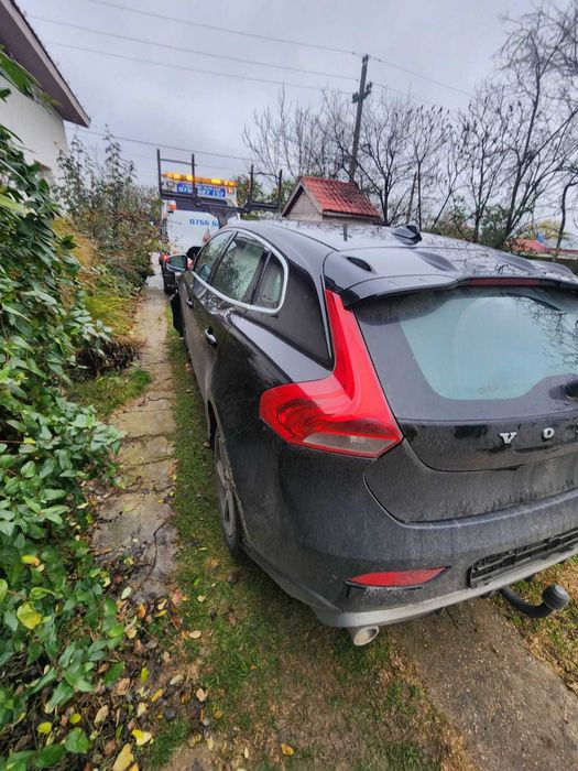 Vând Volvo V40 2016/diesel 2.0/120 cai spre dezmembrare ..