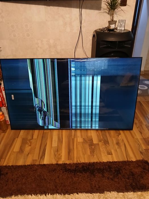 Vând tv led Smart Nei pentru piese  195 Cm