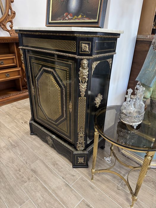 Comodă stil Boulle – intarsii din alamă, blat marmura, elemente bronz