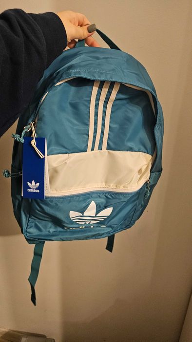 Продавам нова раница Адидас черна и синя