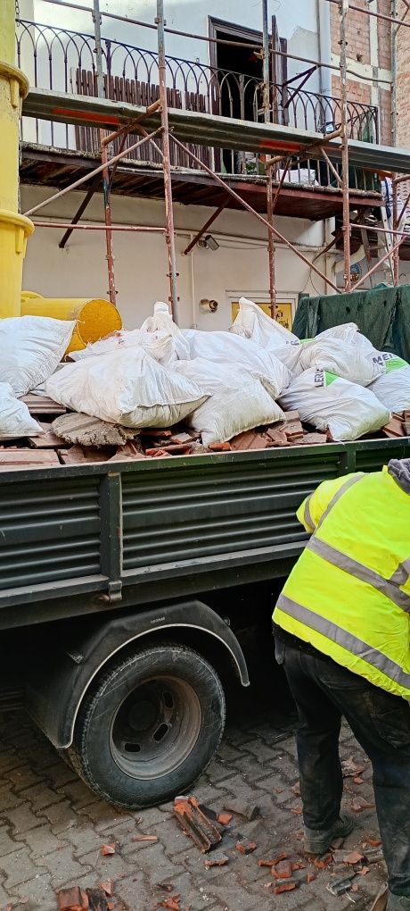 Evacuam resturile de materiale rezultate din demolări sau construcții