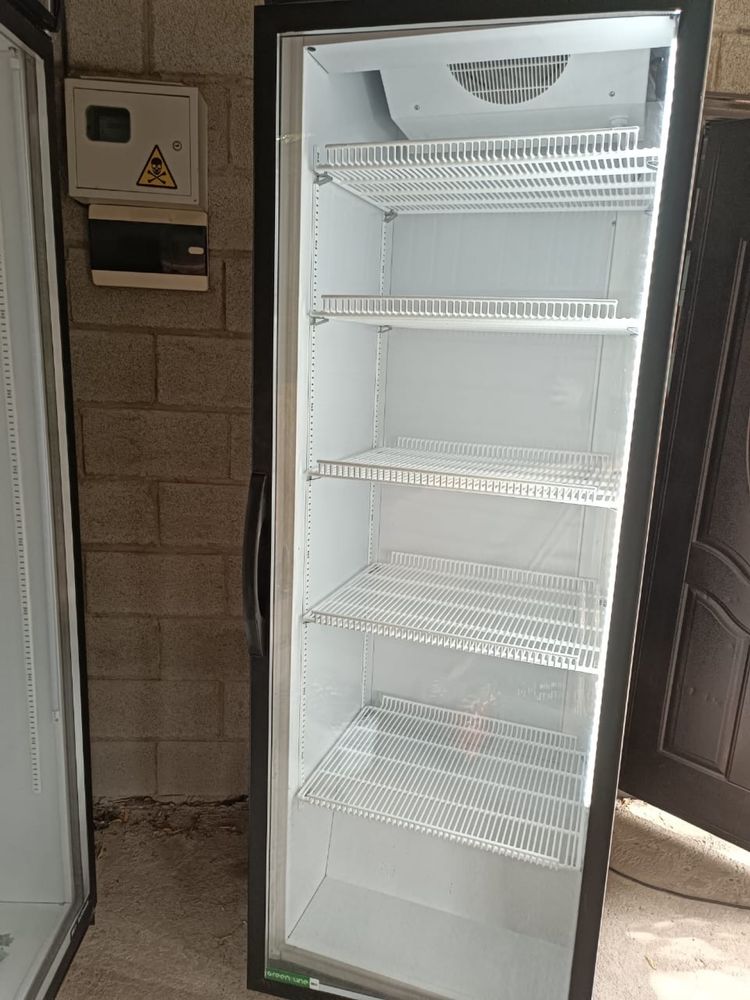 Холодильник вертикальный, ветринный для магазина