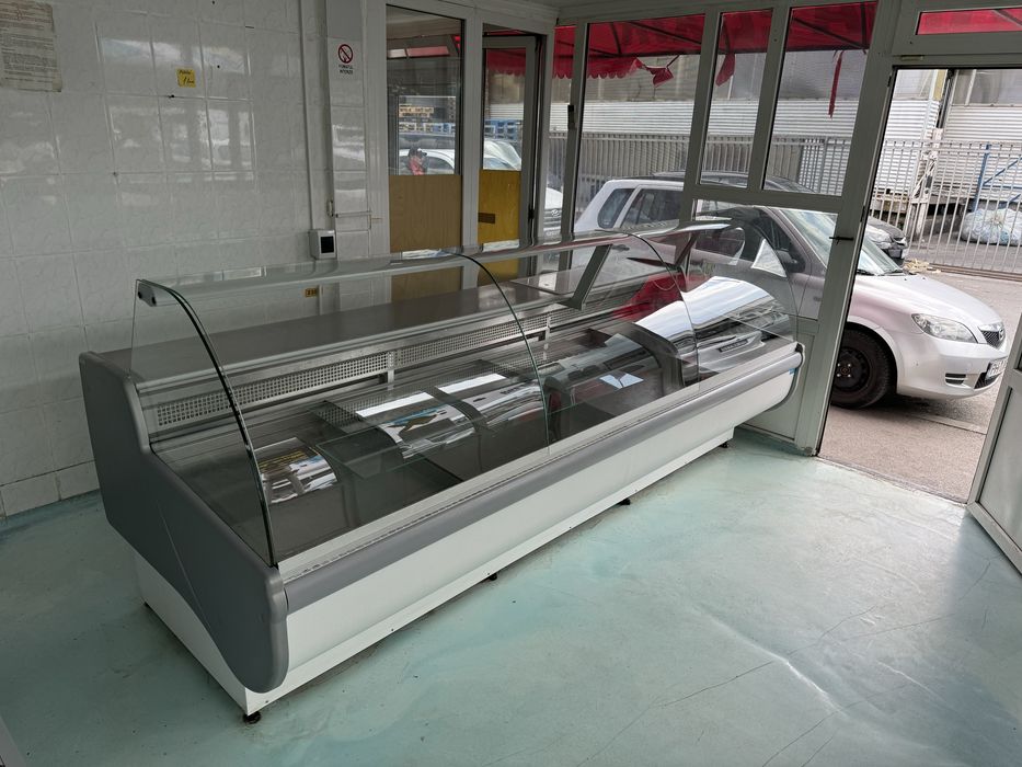 Vitrina frigorifica peste proaspat