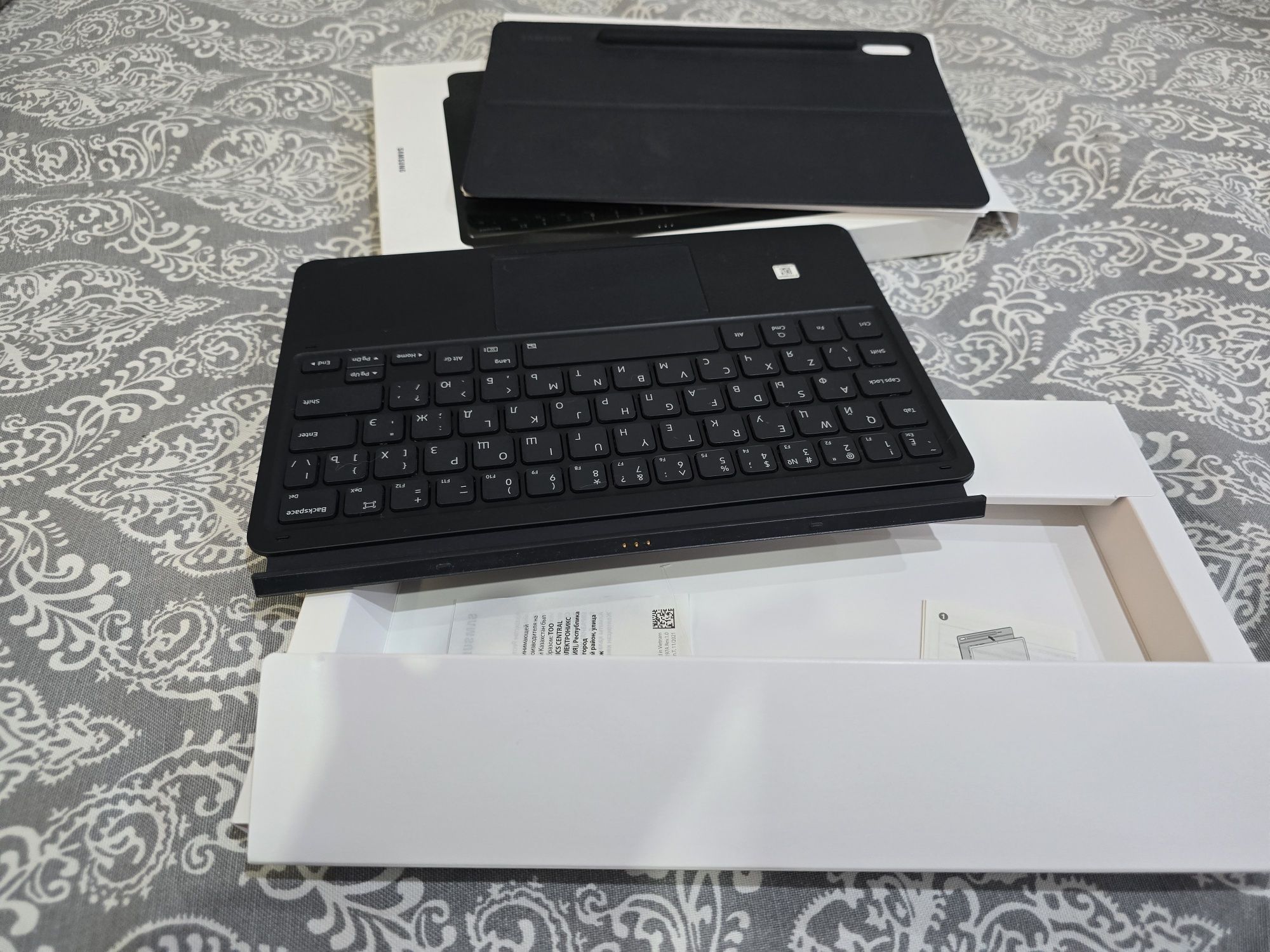 Продам чехол-клавиатуру на Samsung tab s7/8