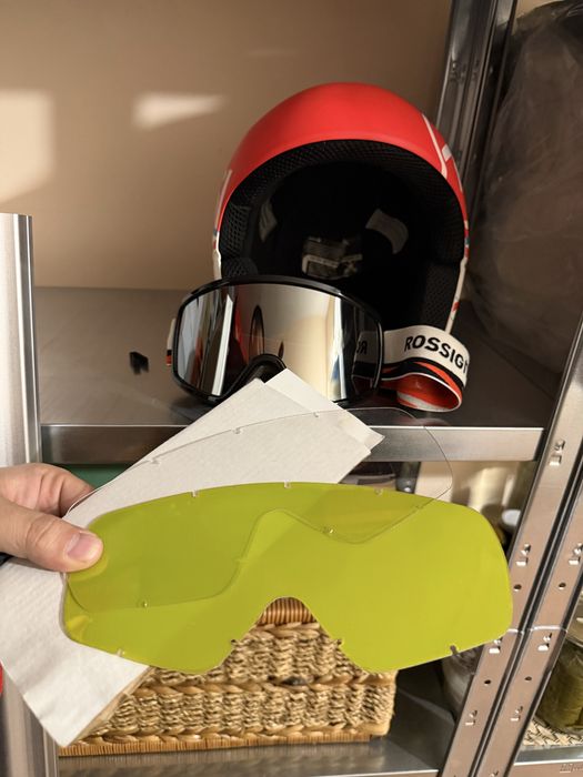 Ски каска, очила и шапка