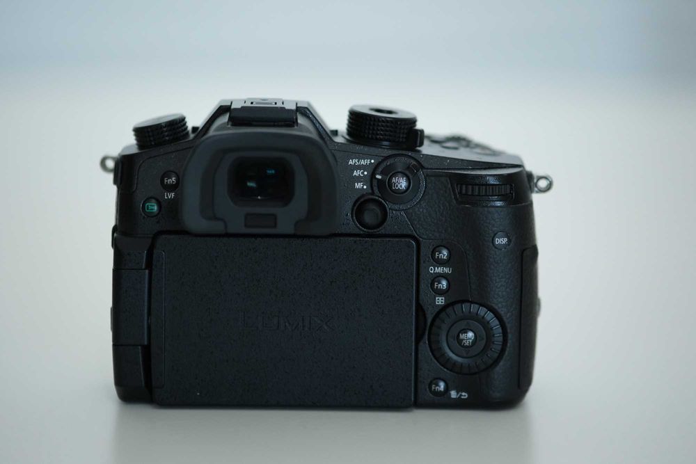 Продавам фотоапарат Panasonic  GH5 в комплект с обективи и аксесоари.