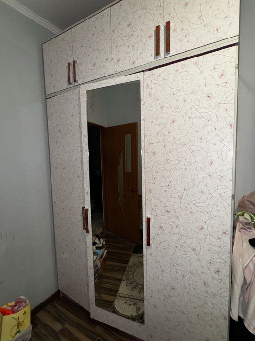 Продам ТРОЙКА мебель (шкаф, настенная книжная полка и стол)