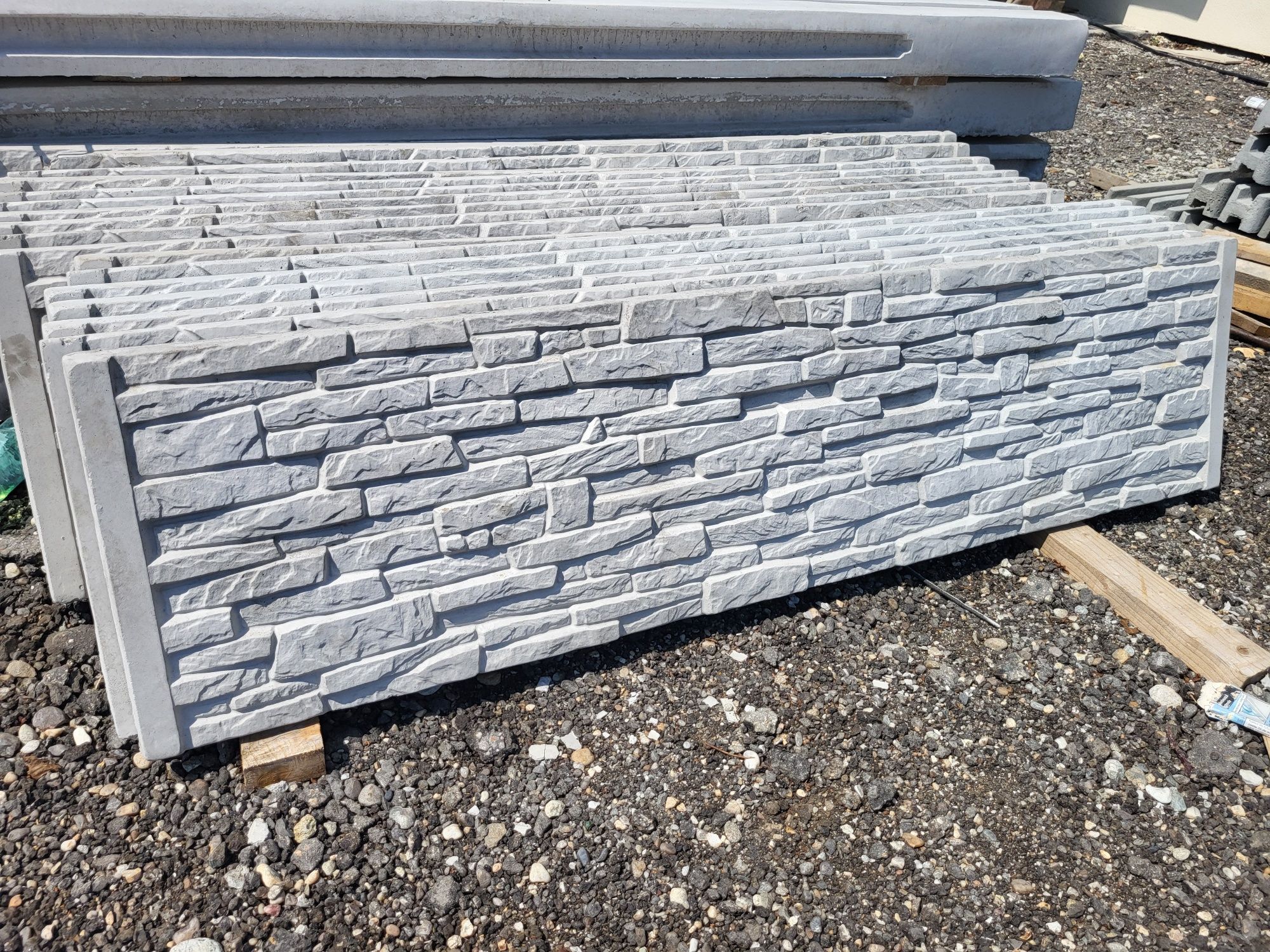 Gard din placi beton armat și vibrat spalier cișmea capace gard pitici