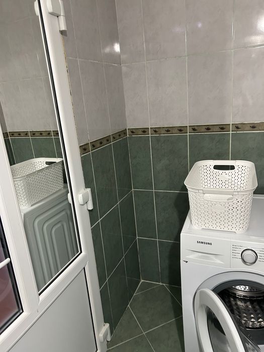 Închiriez garsonieră la casa.