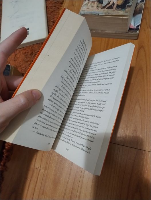 Cartea Misterul Crimei de la Conac scrisă de Kristen Perrin