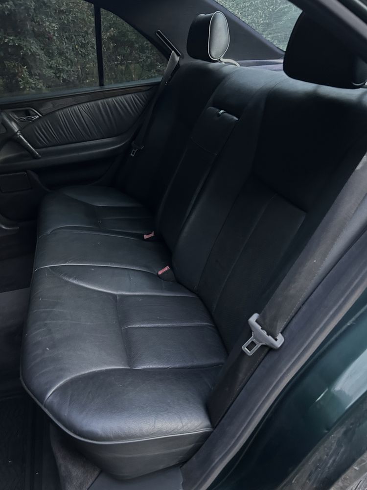 Продавам Mercedes E290 D На части без двигател