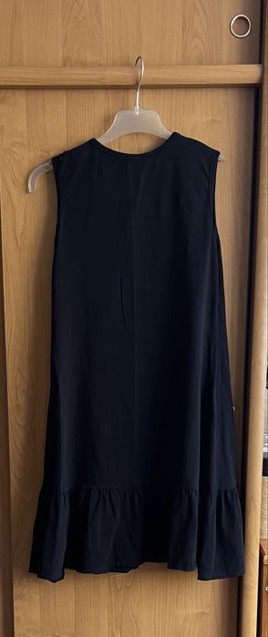 Черна рокля с цвете