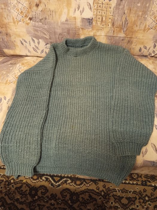 Вълнен ръчно плетен пуловер