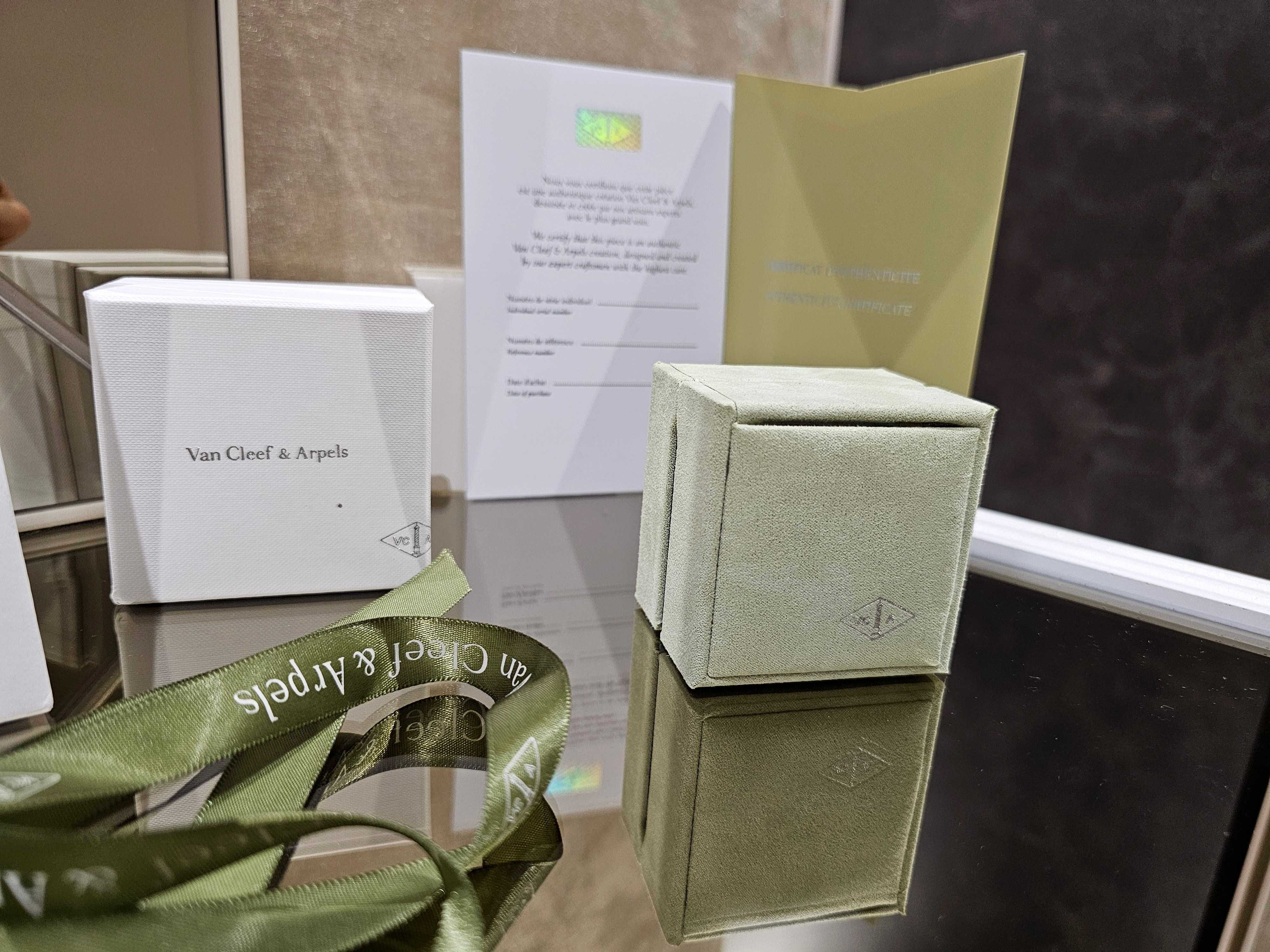 Van Cleef & Arpels VCA Пълен Комплект Кутия и Сертификат Обеци Пръстен