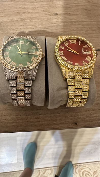 Ceas de mana pe roșu sau verde