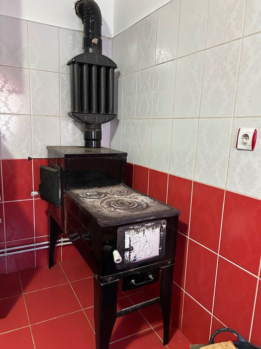 Vând sobă pe lemne