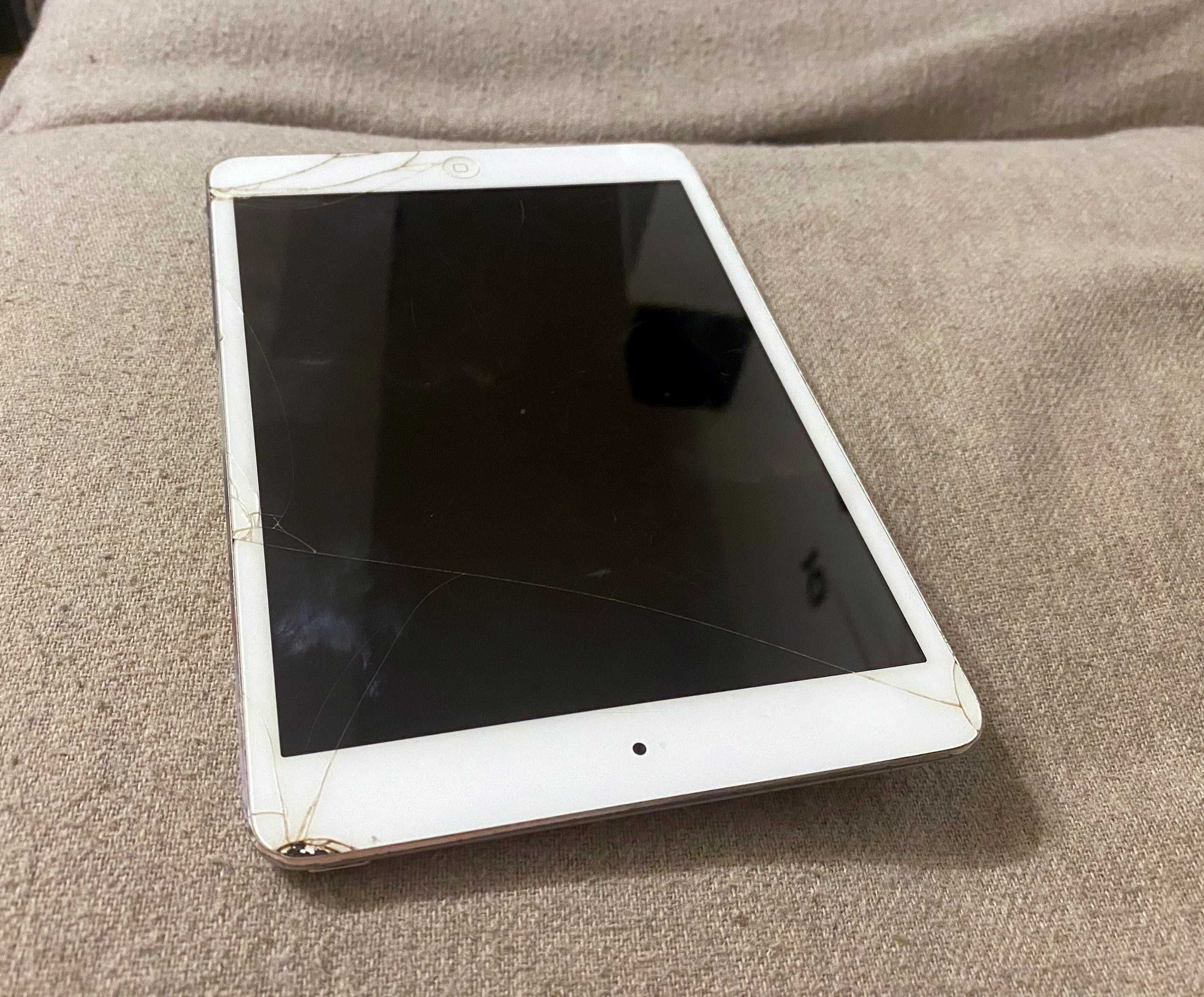 Apple iPad mini Wi-Fi A1432 - nu porneste si sticla fisurata colectie