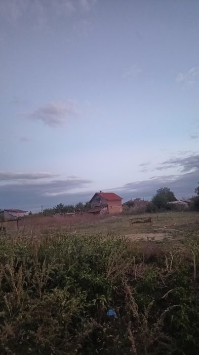Продавам празен двор във село средец