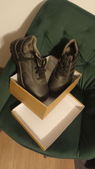 Vand pantofi de lucru