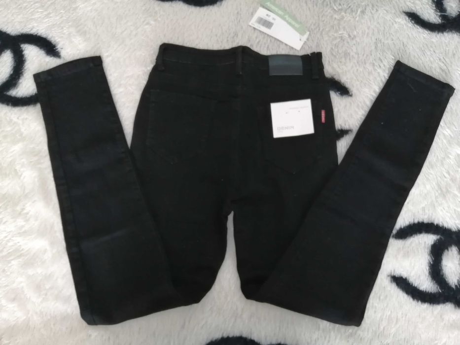 Продам джинсы-резинки НОВЫЕ «DENIM» чёрные размер 28 смотрите описание