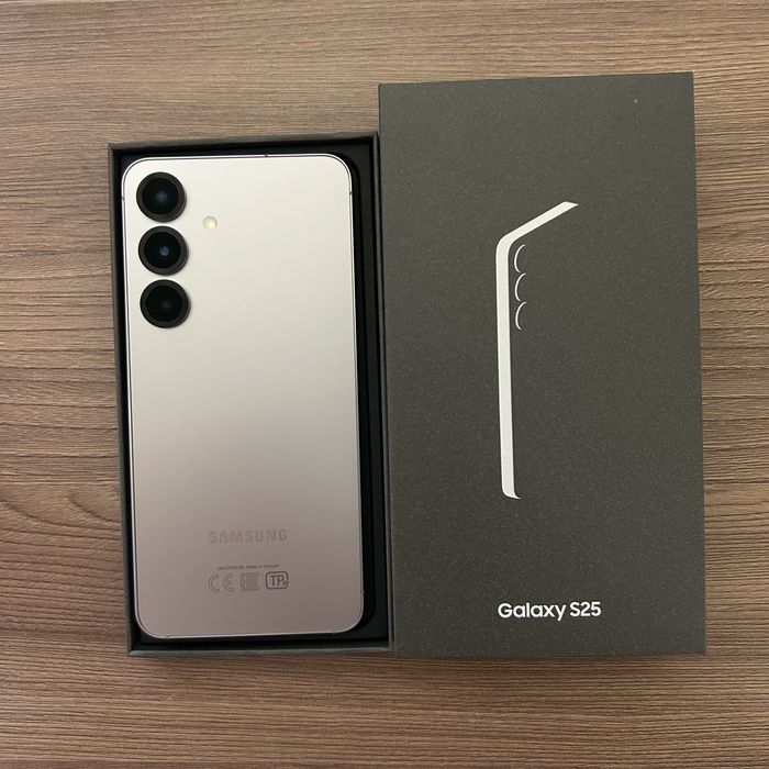 Продам Samsung s25, 256 gig память.