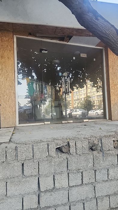 Akfa oynali eshik sotiladi