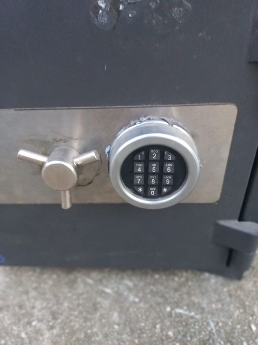Seif metalic profesional cu închidere electronică – 2 bucăți disponibi